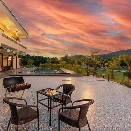 Brookvale Manor By Stayvista - Private Pool Haven With Endless Views & Indoor Fun Sohna エクステリア 写真