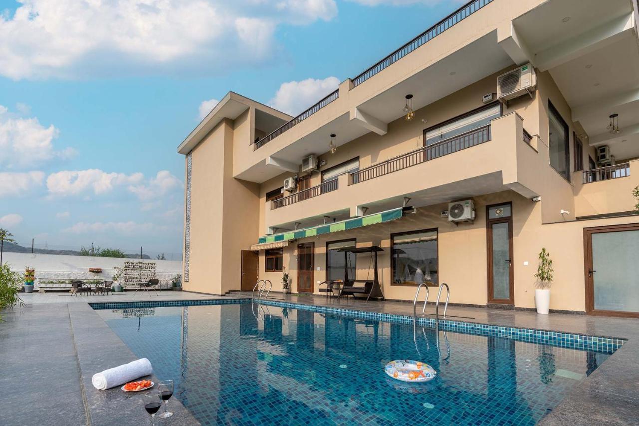 Brookvale Manor By Stayvista - Private Pool Haven With Endless Views & Indoor Fun Sohna エクステリア 写真