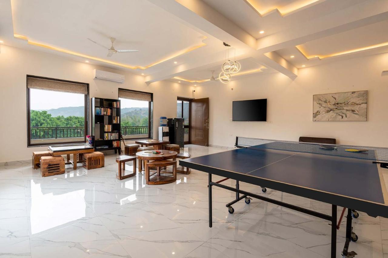 Brookvale Manor By Stayvista - Private Pool Haven With Endless Views & Indoor Fun Sohna エクステリア 写真