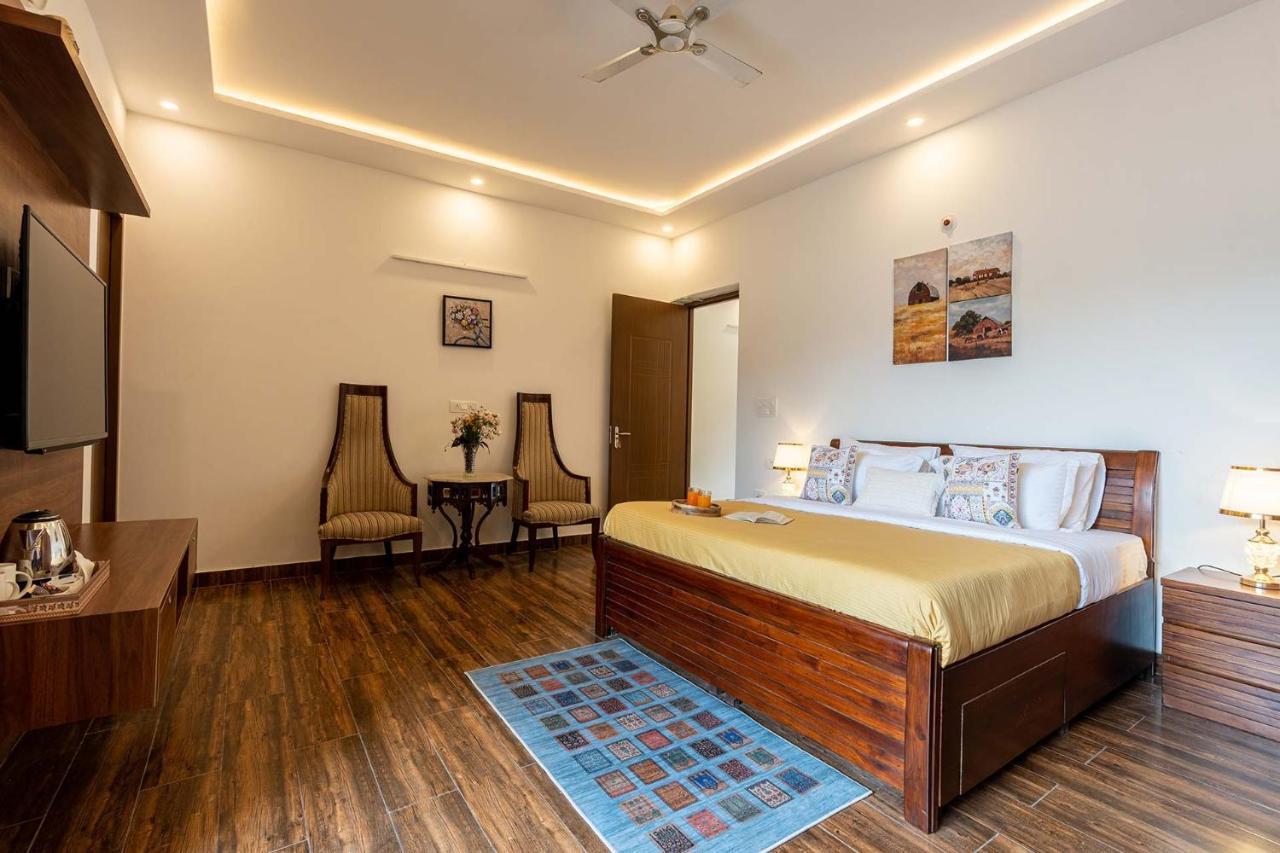 Brookvale Manor By Stayvista - Private Pool Haven With Endless Views & Indoor Fun Sohna エクステリア 写真