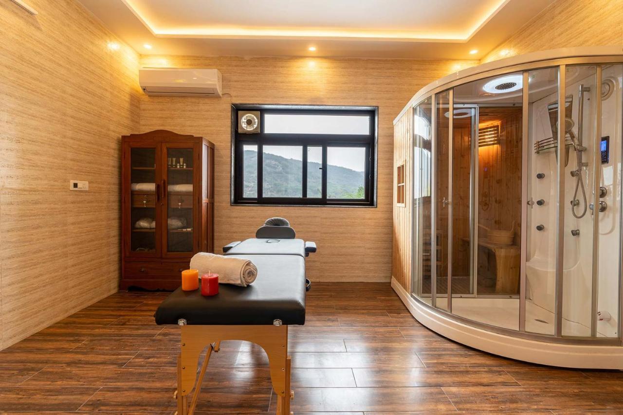 Brookvale Manor By Stayvista - Private Pool Haven With Endless Views & Indoor Fun Sohna エクステリア 写真