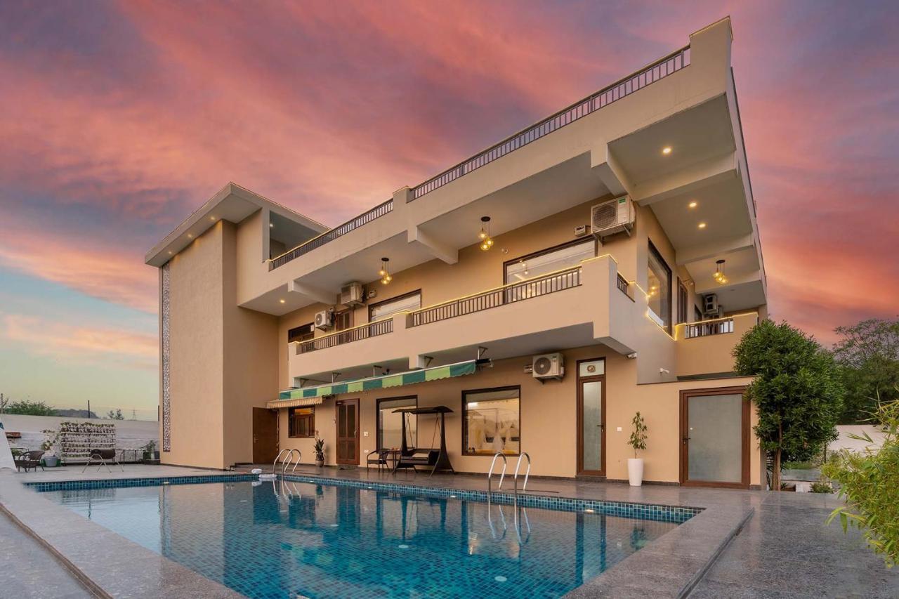 Brookvale Manor By Stayvista - Private Pool Haven With Endless Views & Indoor Fun Sohna エクステリア 写真