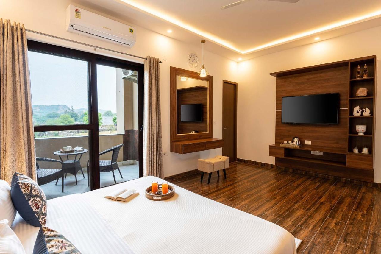 Brookvale Manor By Stayvista - Private Pool Haven With Endless Views & Indoor Fun Sohna エクステリア 写真