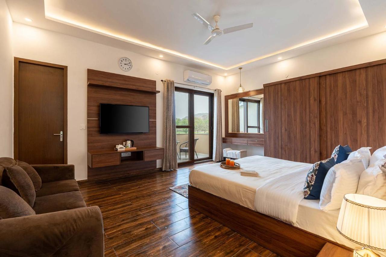 Brookvale Manor By Stayvista - Private Pool Haven With Endless Views & Indoor Fun Sohna エクステリア 写真