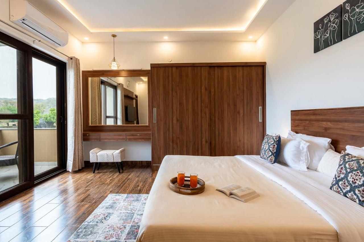 Brookvale Manor By Stayvista - Private Pool Haven With Endless Views & Indoor Fun Sohna エクステリア 写真