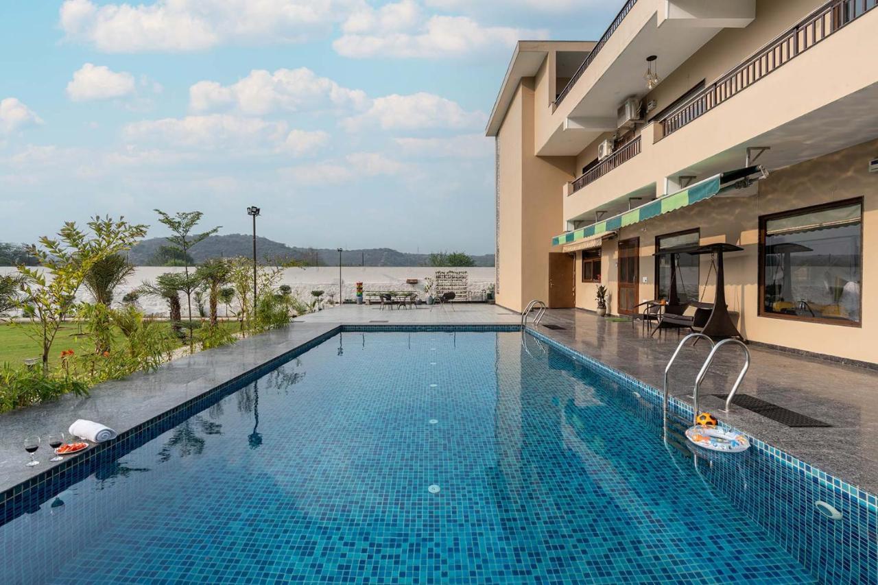 Brookvale Manor By Stayvista - Private Pool Haven With Endless Views & Indoor Fun Sohna エクステリア 写真