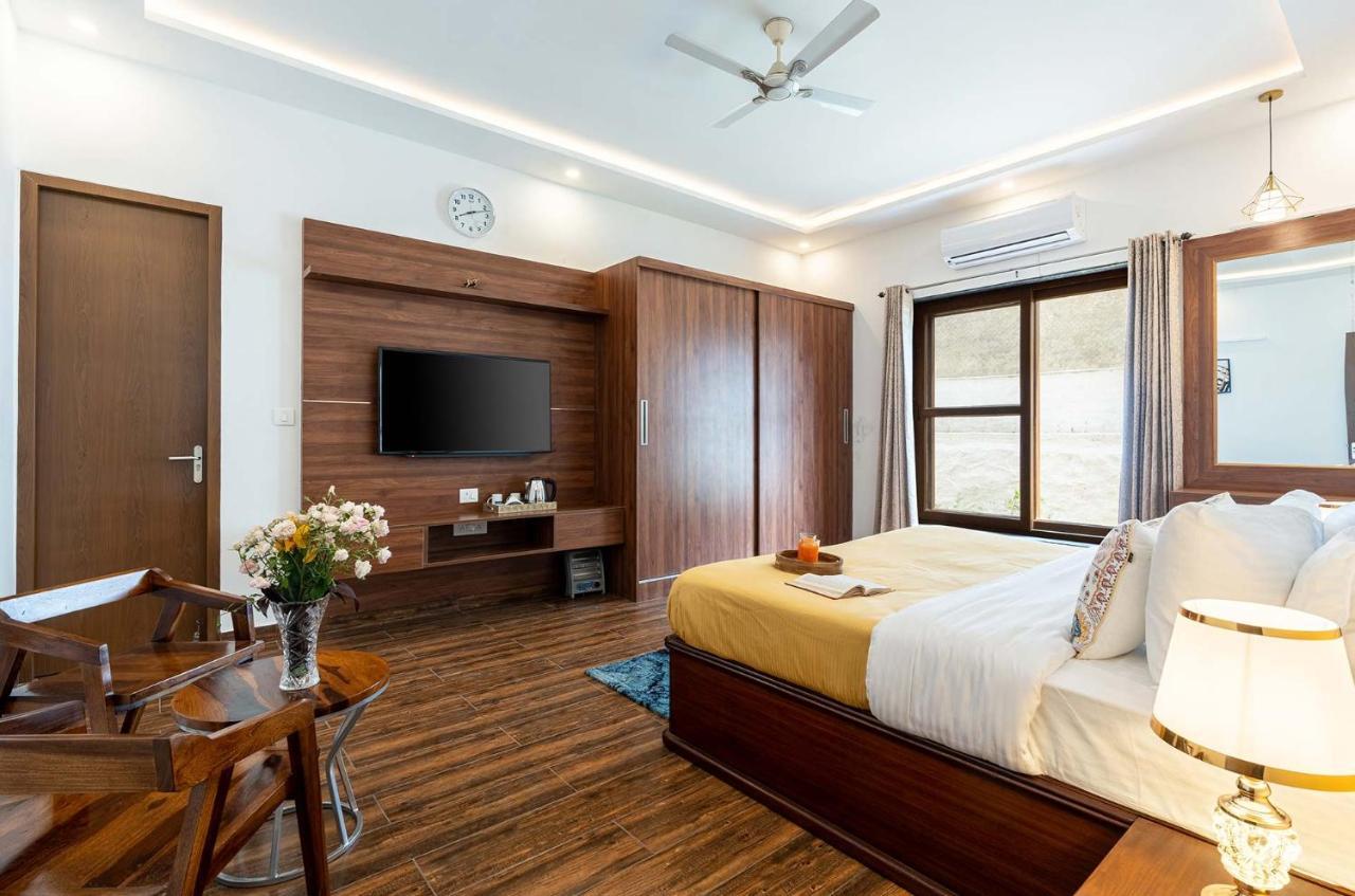 Brookvale Manor By Stayvista - Private Pool Haven With Endless Views & Indoor Fun Sohna エクステリア 写真