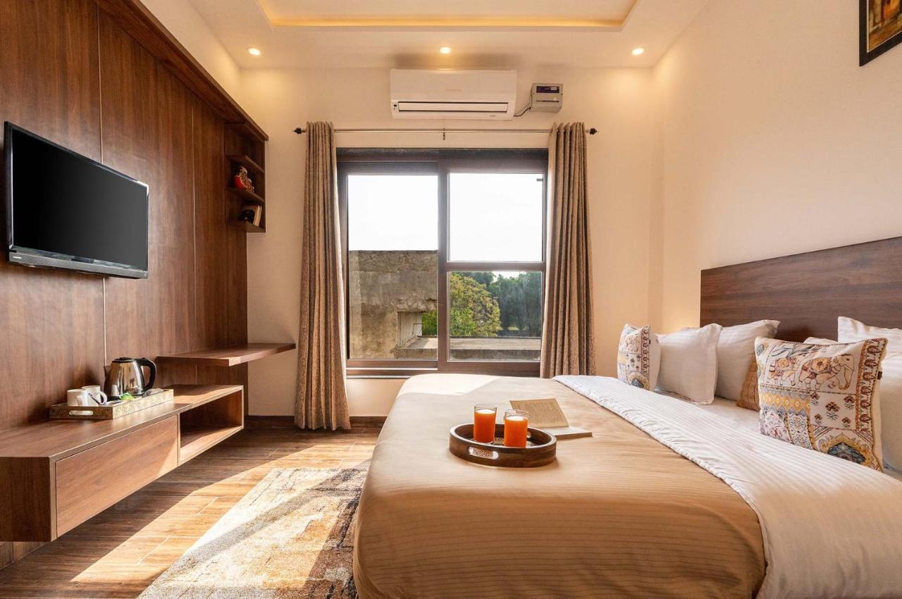 Brookvale Manor By Stayvista - Private Pool Haven With Endless Views & Indoor Fun Sohna エクステリア 写真