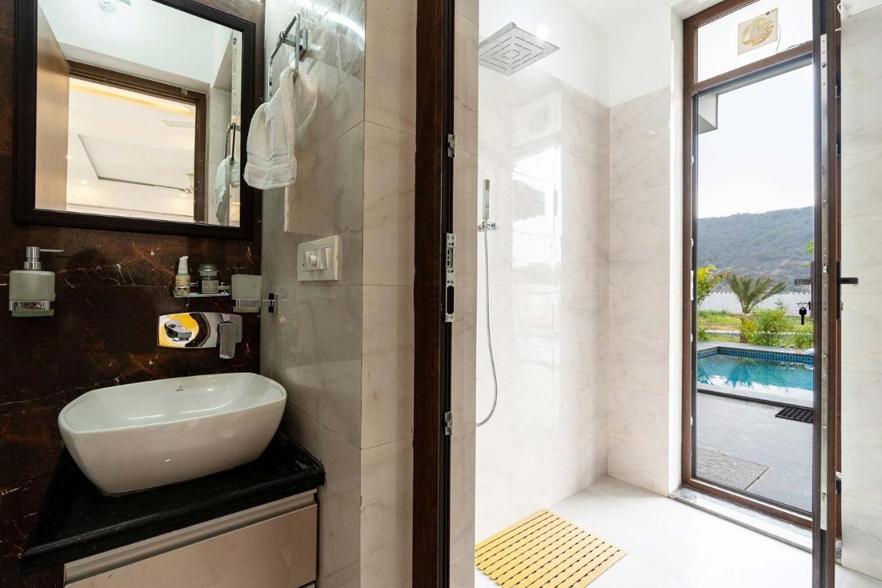 Brookvale Manor By Stayvista - Private Pool Haven With Endless Views & Indoor Fun Sohna エクステリア 写真