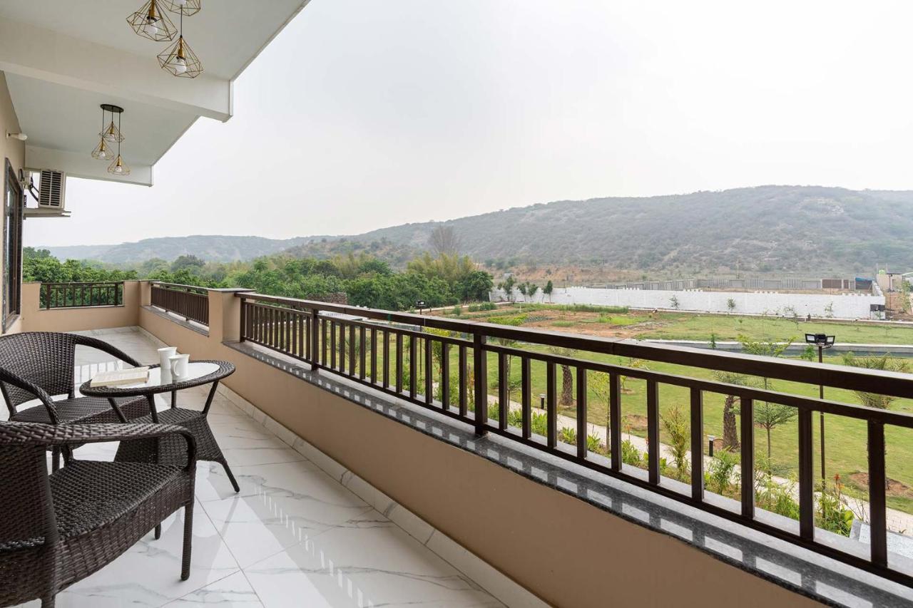 Brookvale Manor By Stayvista - Private Pool Haven With Endless Views & Indoor Fun Sohna エクステリア 写真