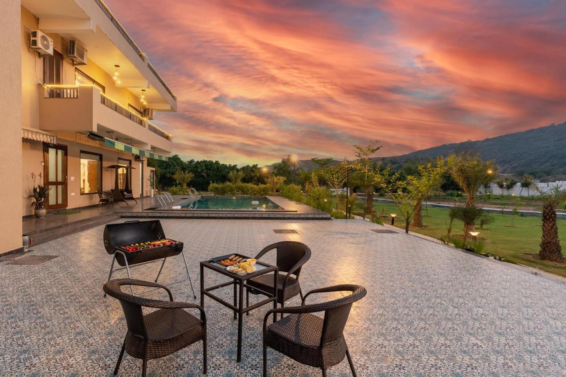 Brookvale Manor By Stayvista - Private Pool Haven With Endless Views & Indoor Fun Sohna エクステリア 写真